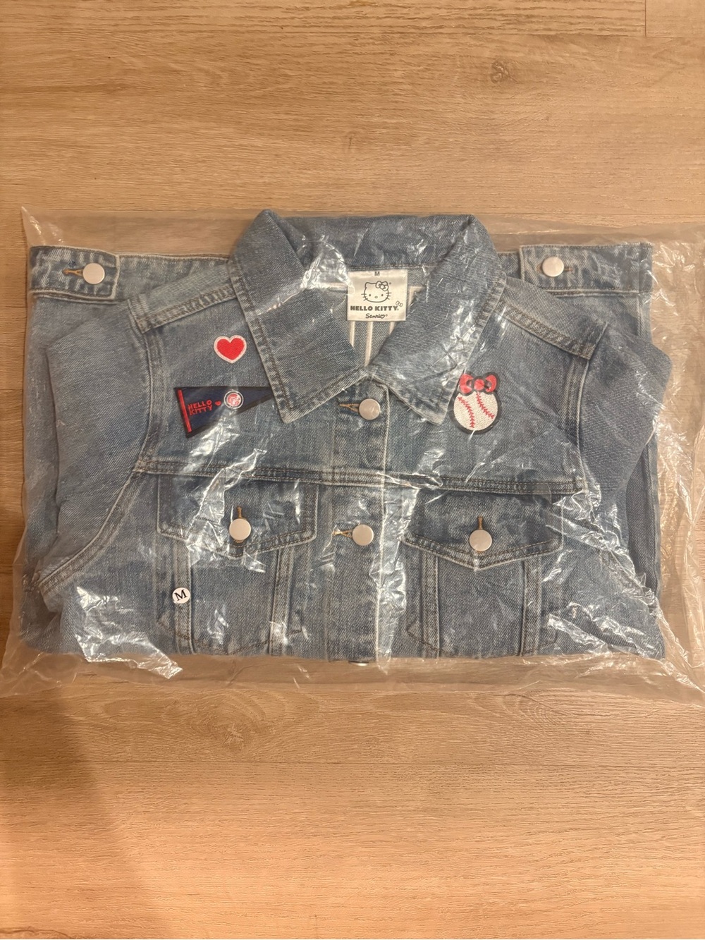 2026 MLB Hello Kitty x Cubs Denim Jacket (Med) + Hello Kitty Plushie - Picture 4 of 7